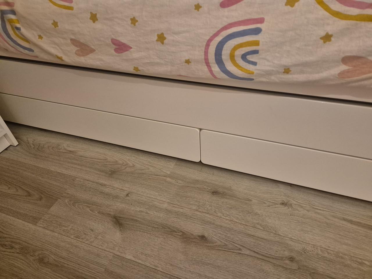 Eenpersoonsbed met onderbed en opberglades