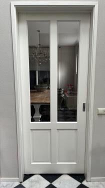 Witte schuifdeur met glaspanelen