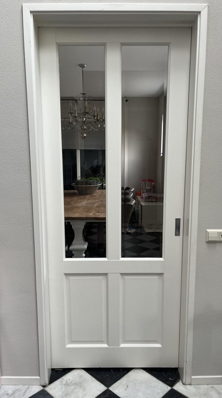 Witte schuifdeur met glaspanelen