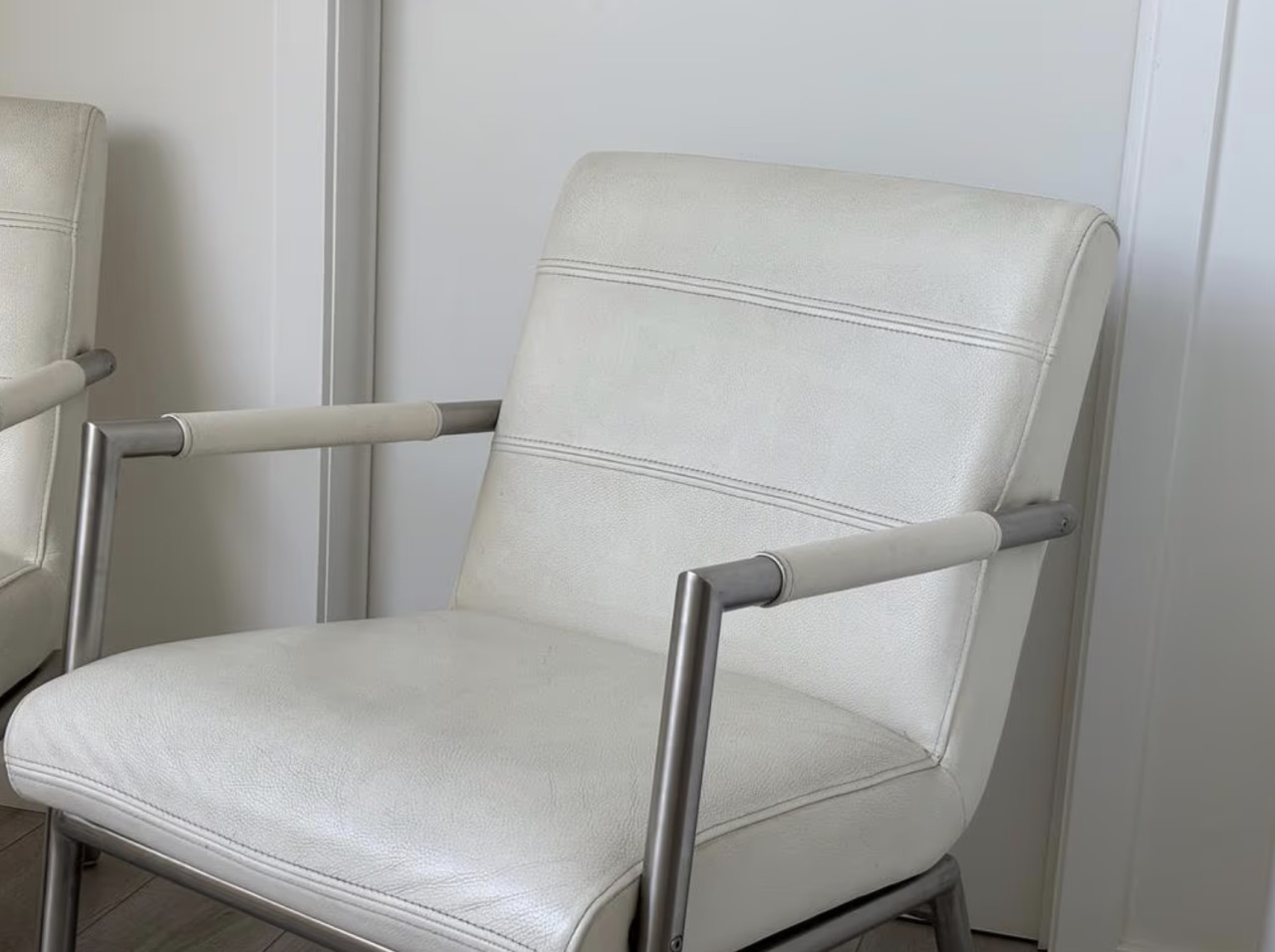 Fauteuil wit leer met RVS buizen frame