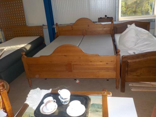 Geheel massief grenen ledikant 160 x 200 cm + lattenbodems + 2 matrassen