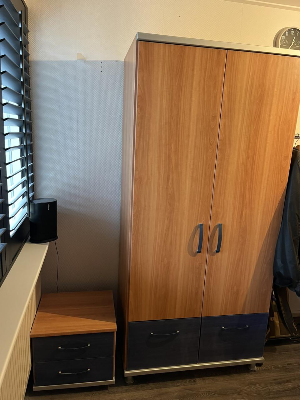 Bureau, boekenkast, kleding kast en nacht kastje.