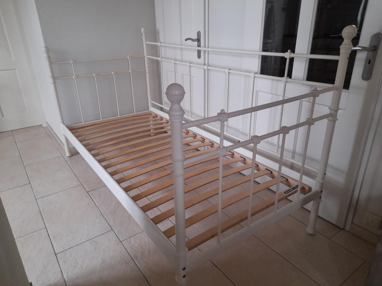 Metalen 1 Persoons bed 90 x 200 ( in goede staat )