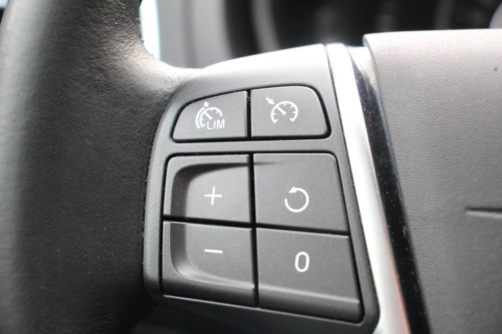 Volvo V40 2.0 t2 momentum - navi - cruise - grootlicht ass - led - pdc - st