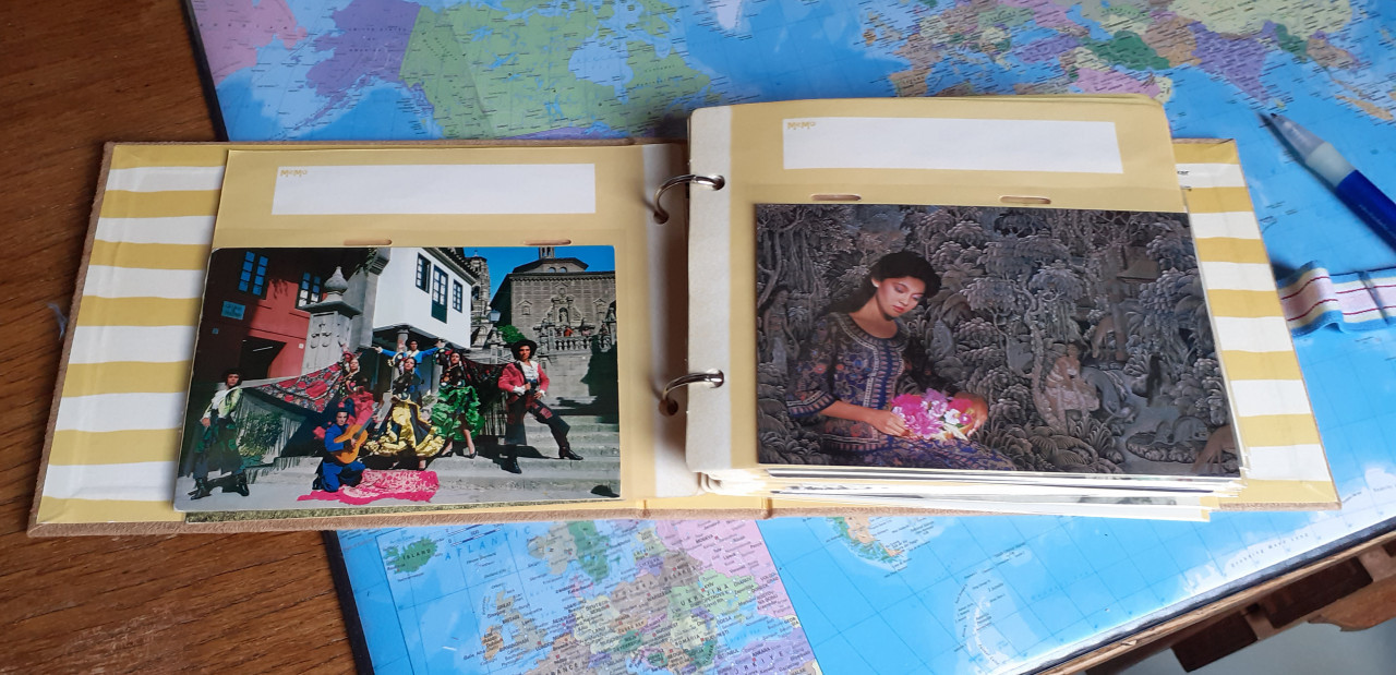 Klederdrachten - 63 Ansichtkaarten    In foto insteek album  Porto-kosten: