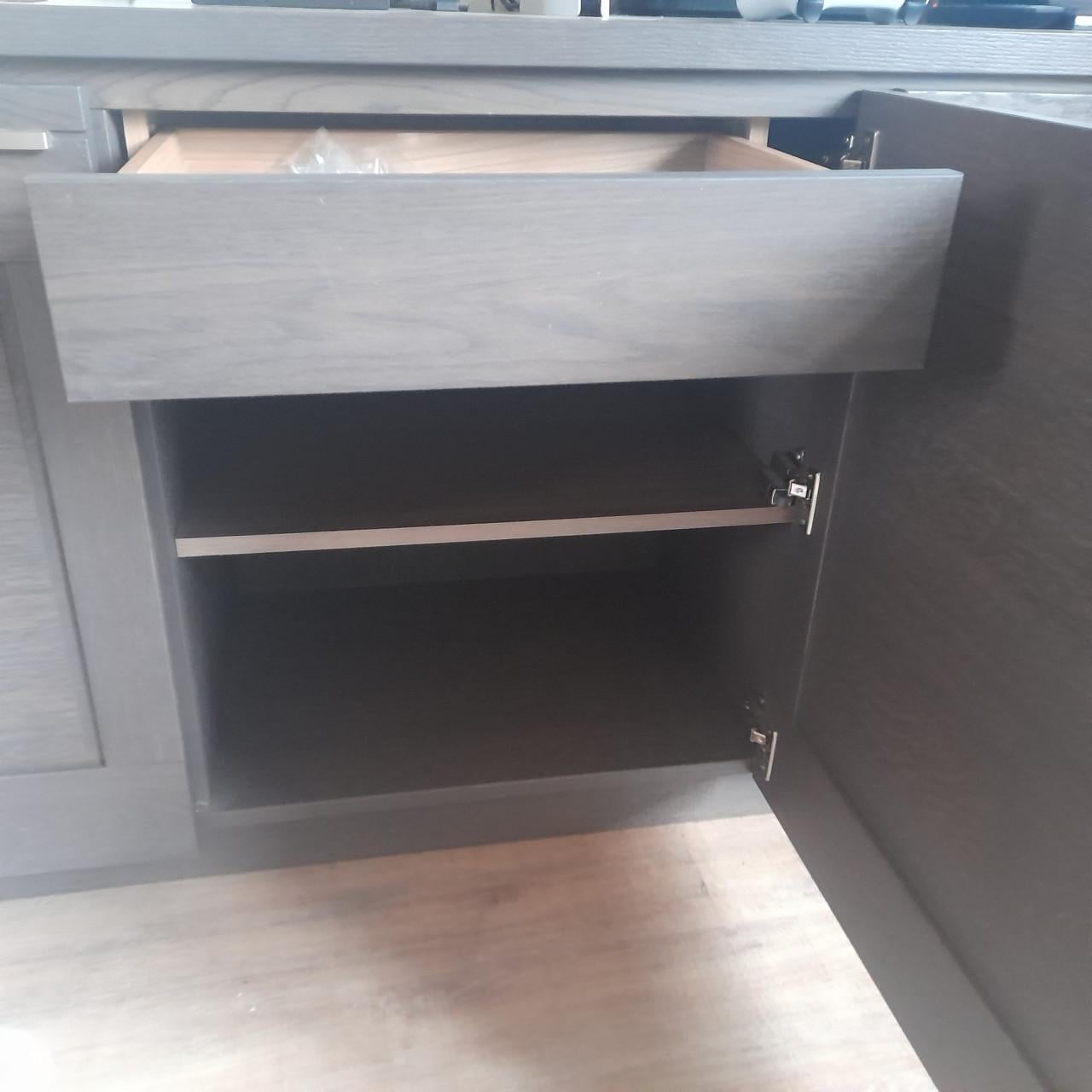 Woonkamerset: vitrinekast, dressoir en tafel met uitbreidingstukken