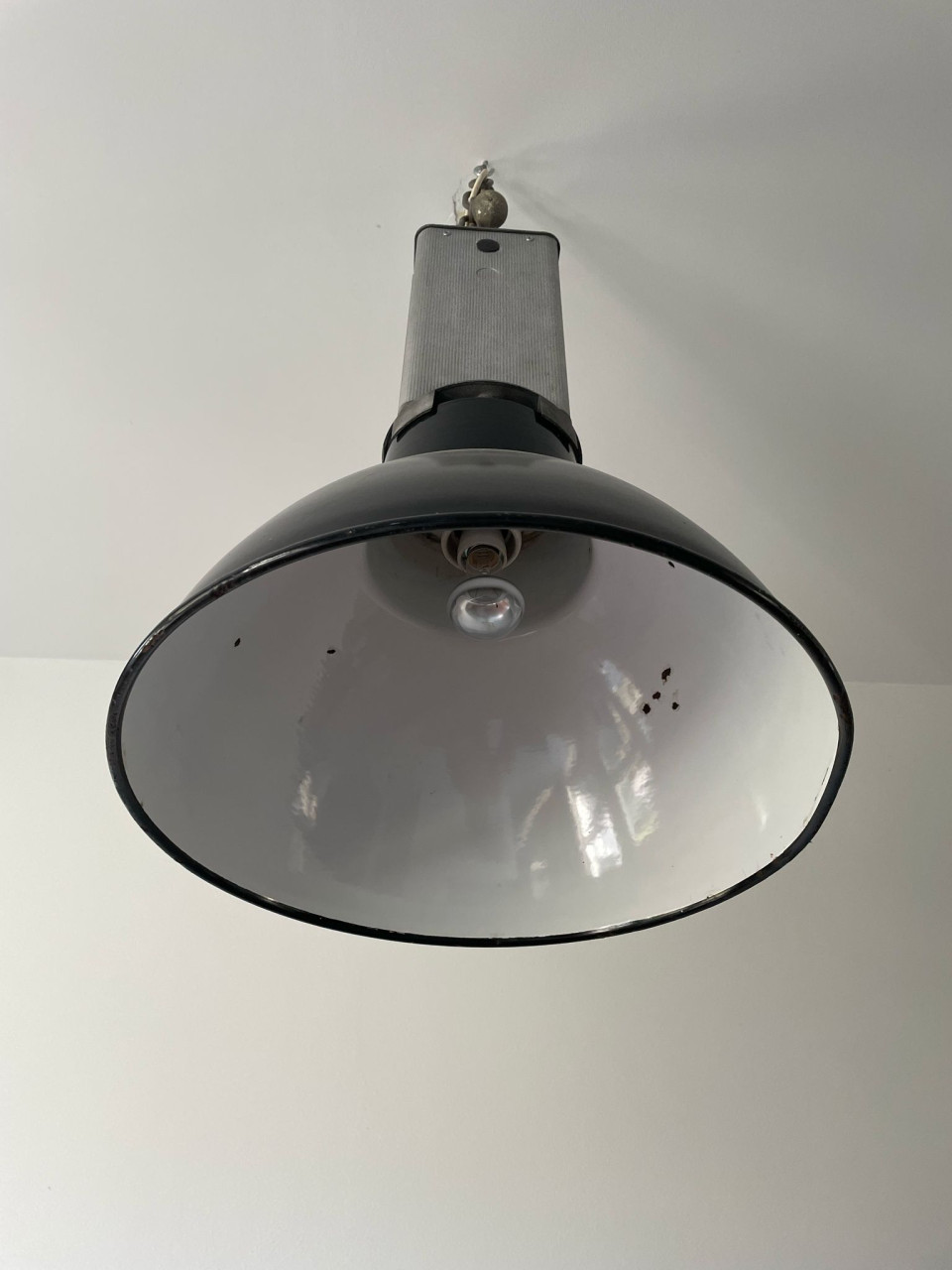 Oude industriële hanglamp uit de jaren ‘60. Merk “Mazda”.
