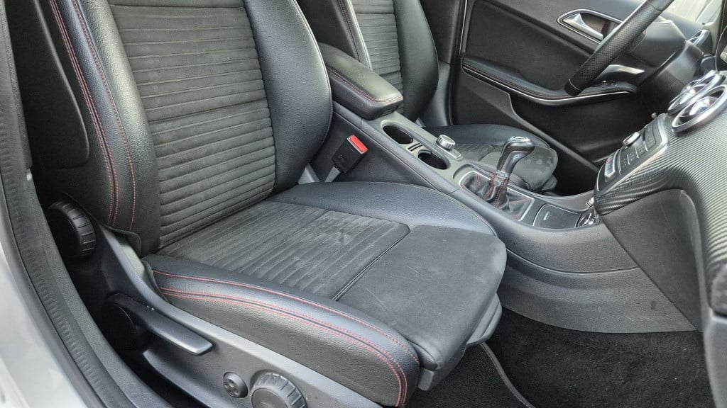 Mercedes-Benz A-Klasse 180 bus. sol. amg*led*navi*stoelvrw*18 inch*leder*zw