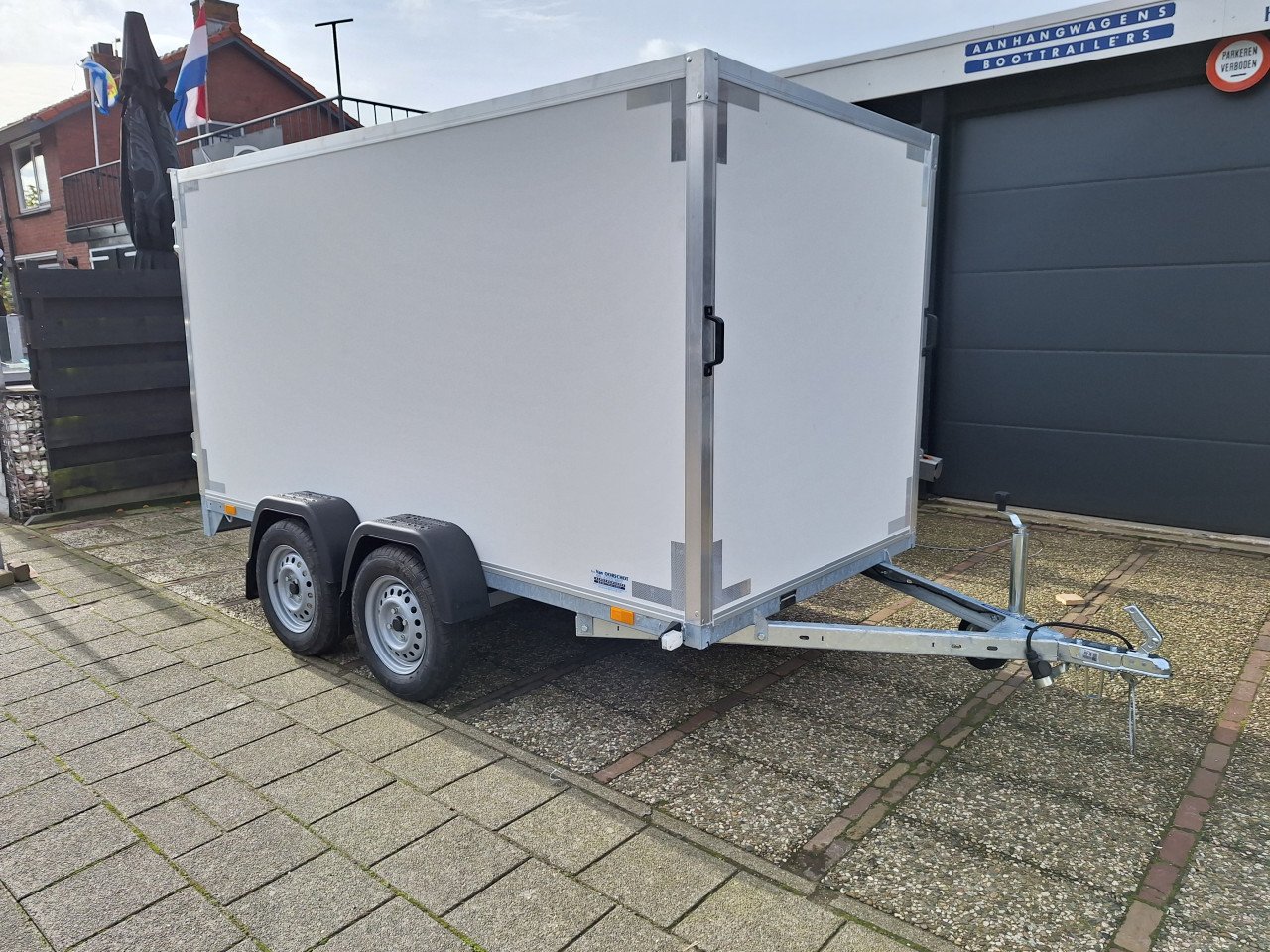 NIEUWE GESLOTEN AANHANGWAGENS