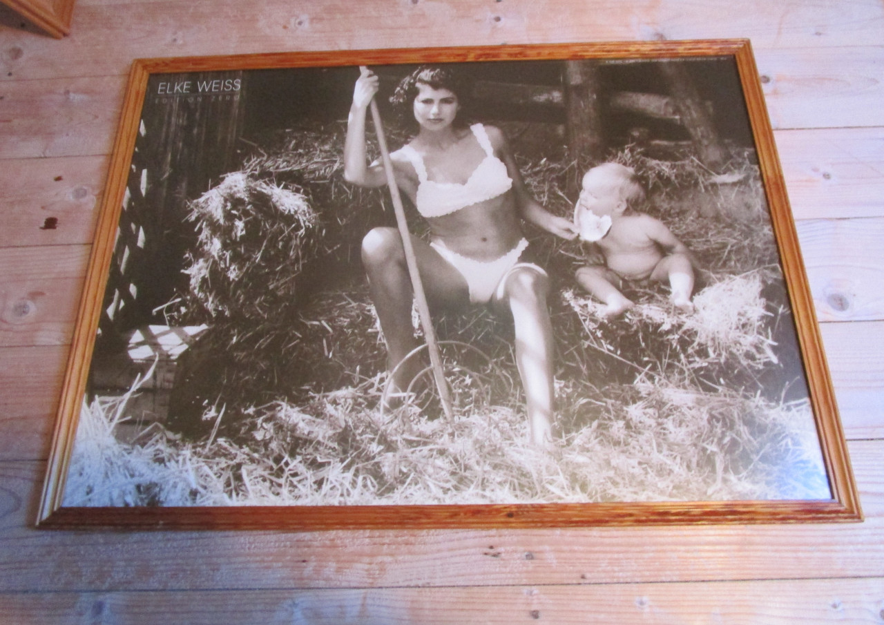 Lijst met moeder en kind achter ontspiegeld glas 74x54cm.