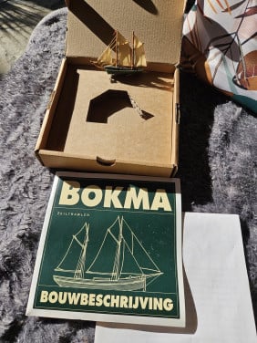 Prachtig heel klein miniatuur zeilscheepje van het merk Bokma...
