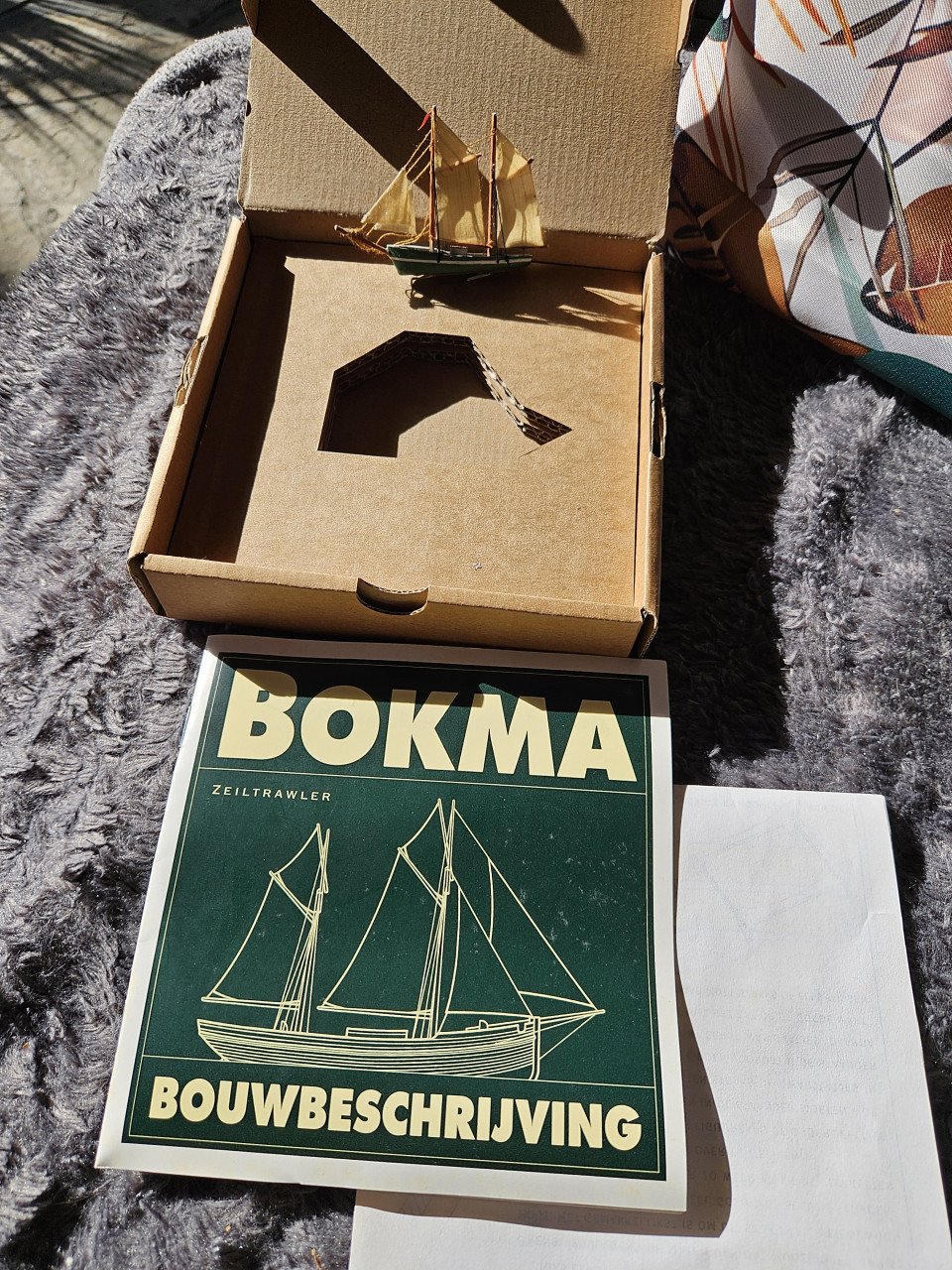 Prachtig heel klein miniatuur zeilscheepje van het merk Bokma...