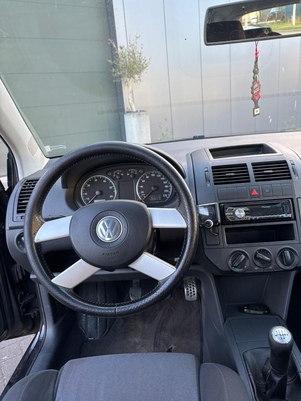 Volkswagen Polo 1.4 FUN 55KW 2004 Zwart | CROSS-UITVOERING | NIEUWE APK!