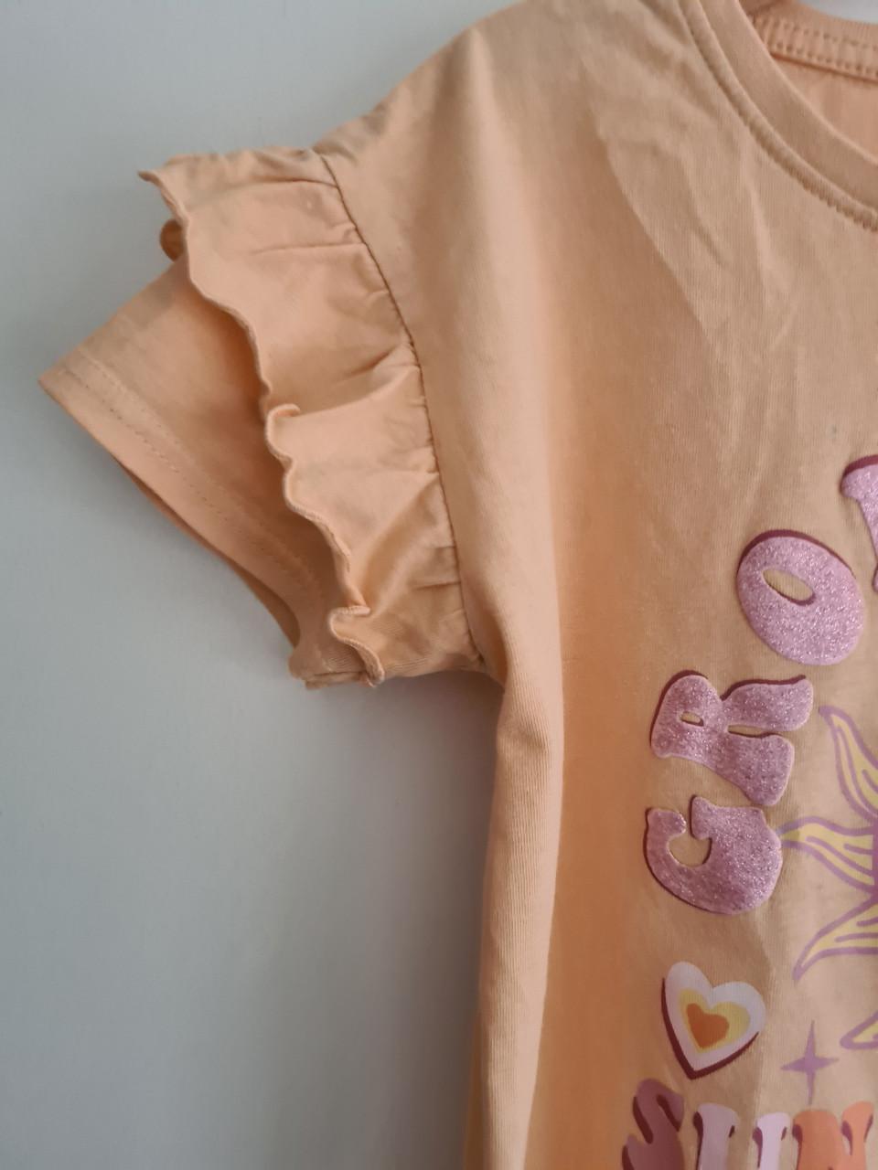 Abrikoos kleur shirt met roezels van YFK Maat 128