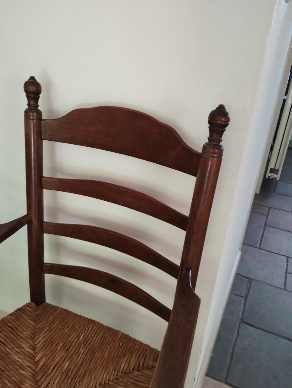 Houten stoeltje met gevlochten zetel