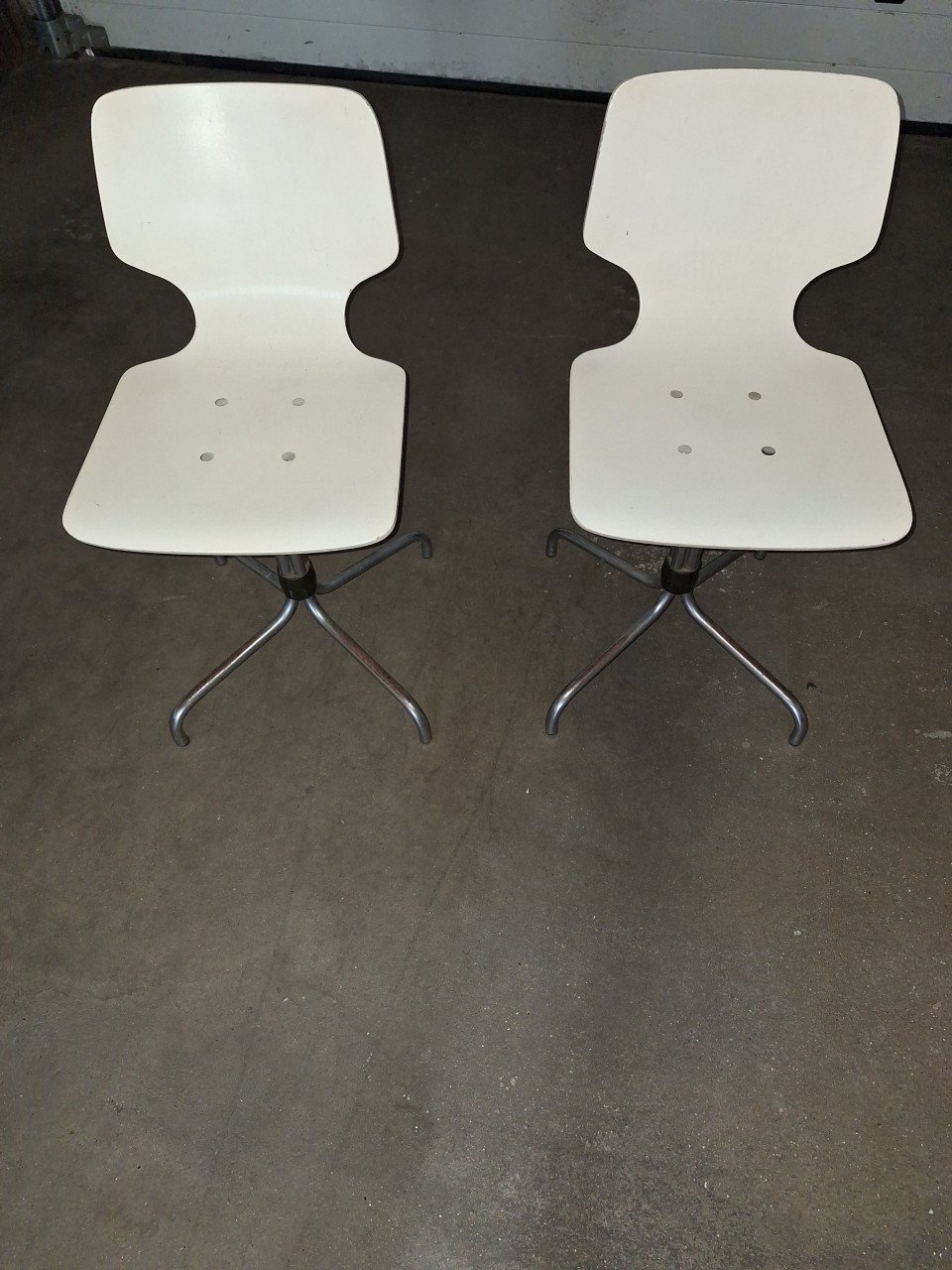 Houten witte stoelen (vijf stuks)