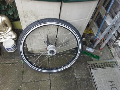 26 x 1,75 inch shimano voorwiel, naafdynamo, rollerbrake rem