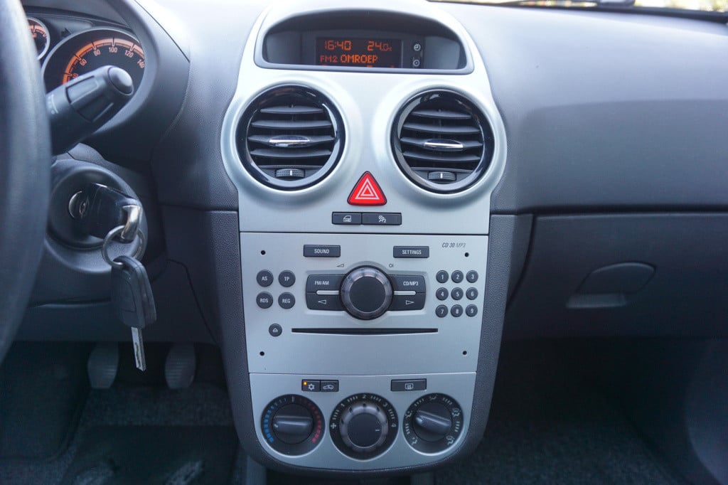 Opel Corsa 1.4-16v enjoy airco / cruise / elektr. ramen / trekhaak / nap