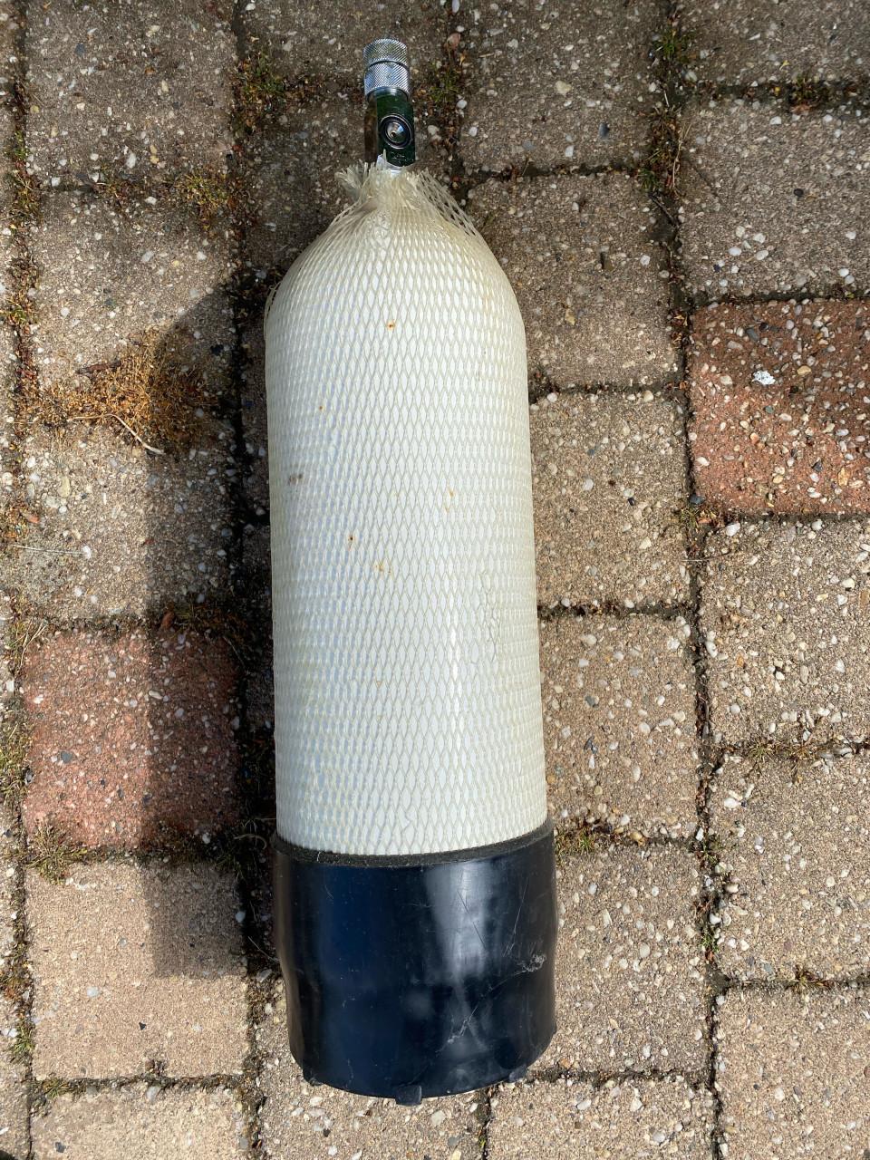 Diverse duikspullen te koop flessen, zuurstofset, pakken, lood)