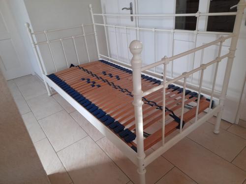 Metalen 1 persoons bed 90x 200 met verstelbare lattenbodem (in goede staat)