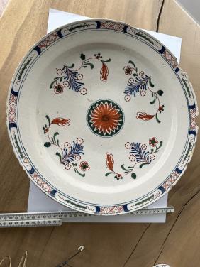 Diverse antieke borden en beeldjes