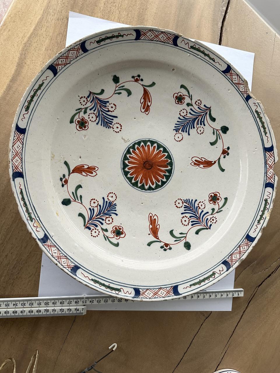 Diverse antieke borden en beeldjes