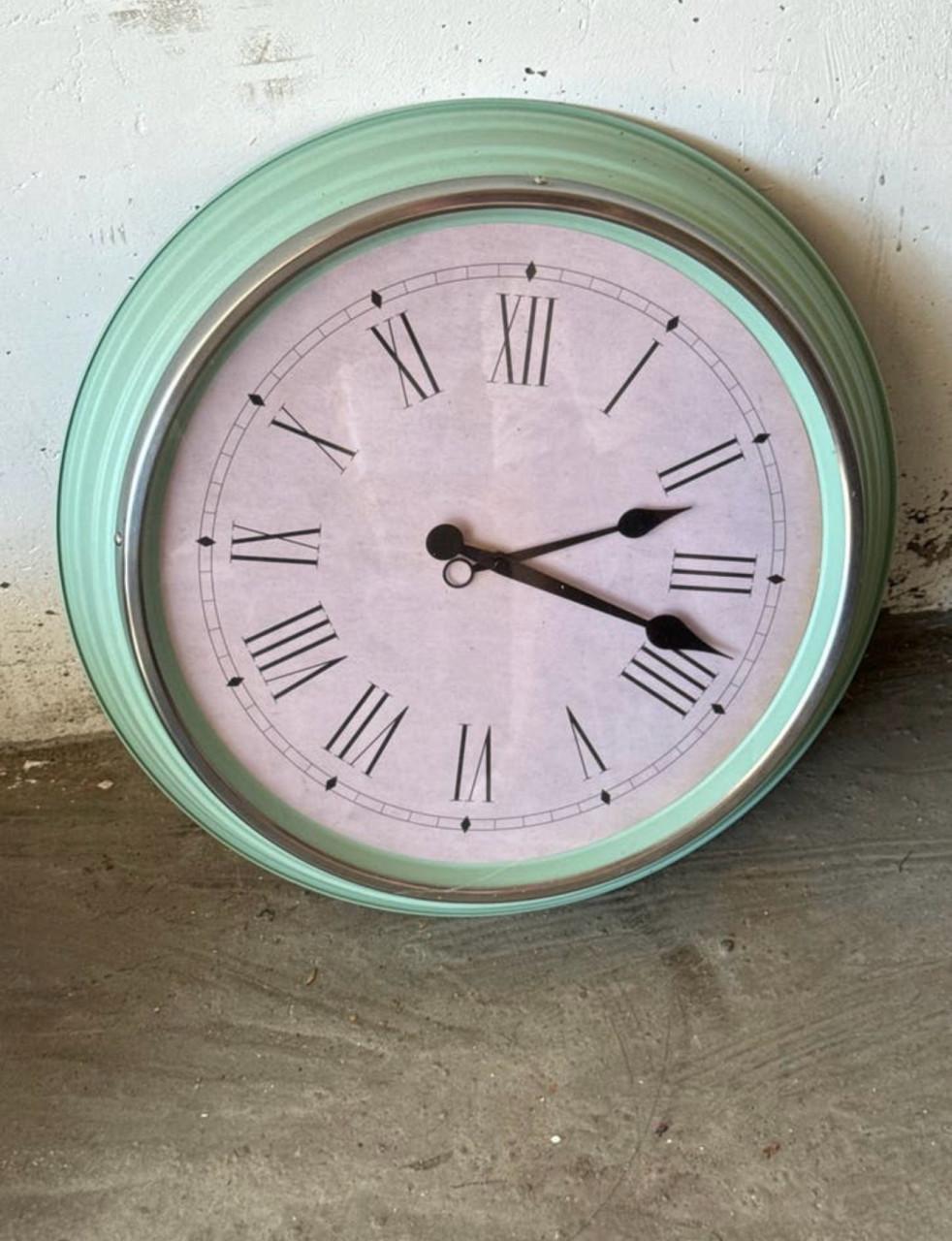 Vintage wandklok mingroen met romeinse cijfers