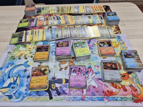 Mooie partij van 800 pokemon kaarten. Holo's en normale