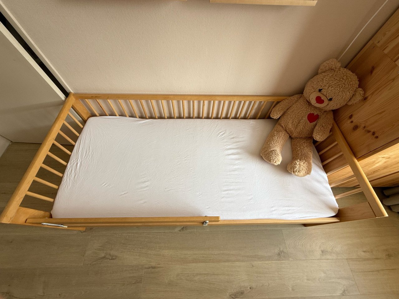 Houten peuterbed met zijsteun 160x70 cm