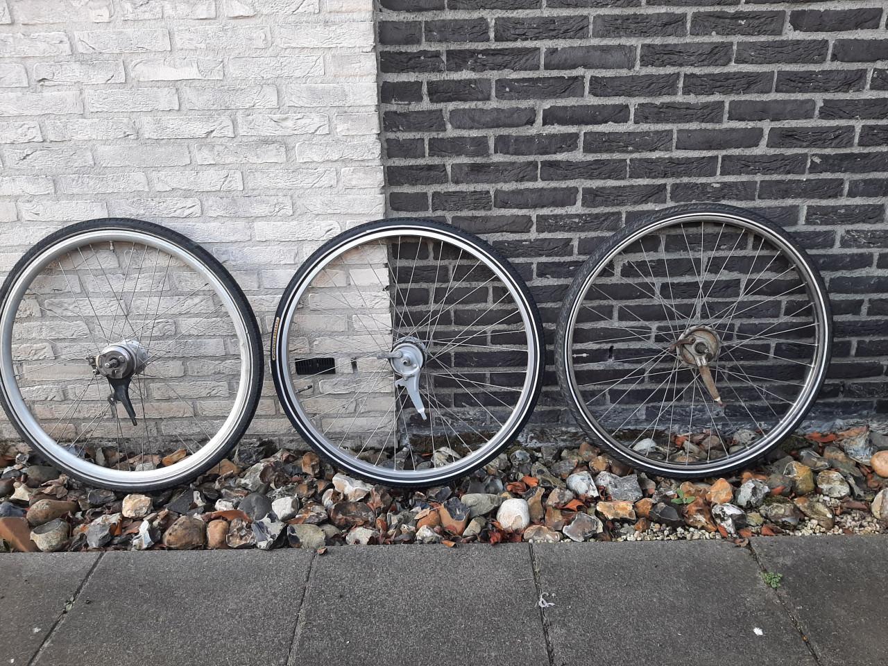 3 tal fiets voorwielen 28 inch per stuk te koop