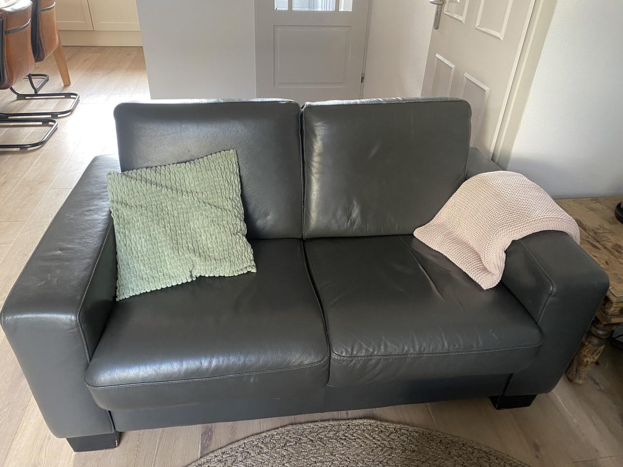 Bank-leer-donkergrijs-2 persoons