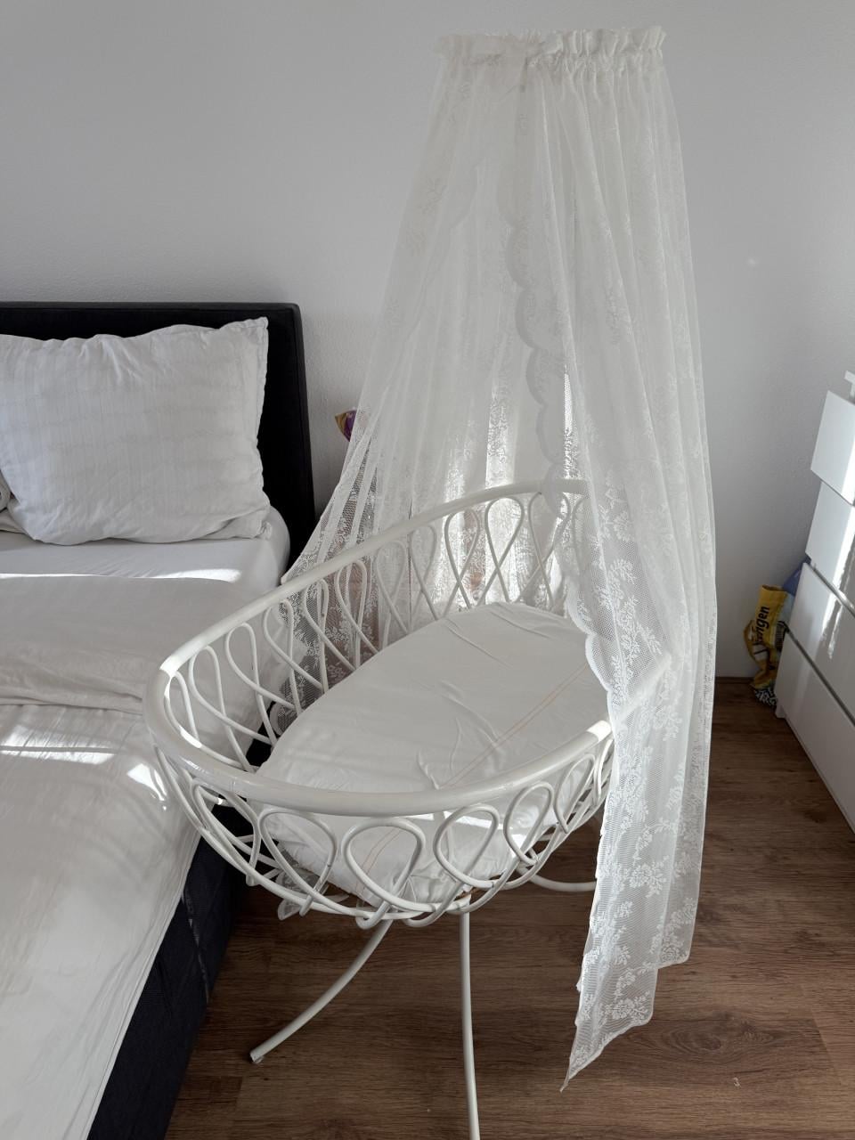 Mooie wieg met hemeltje te koop.