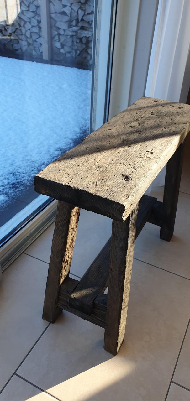 Oud houten bankje leuk ter decoratie