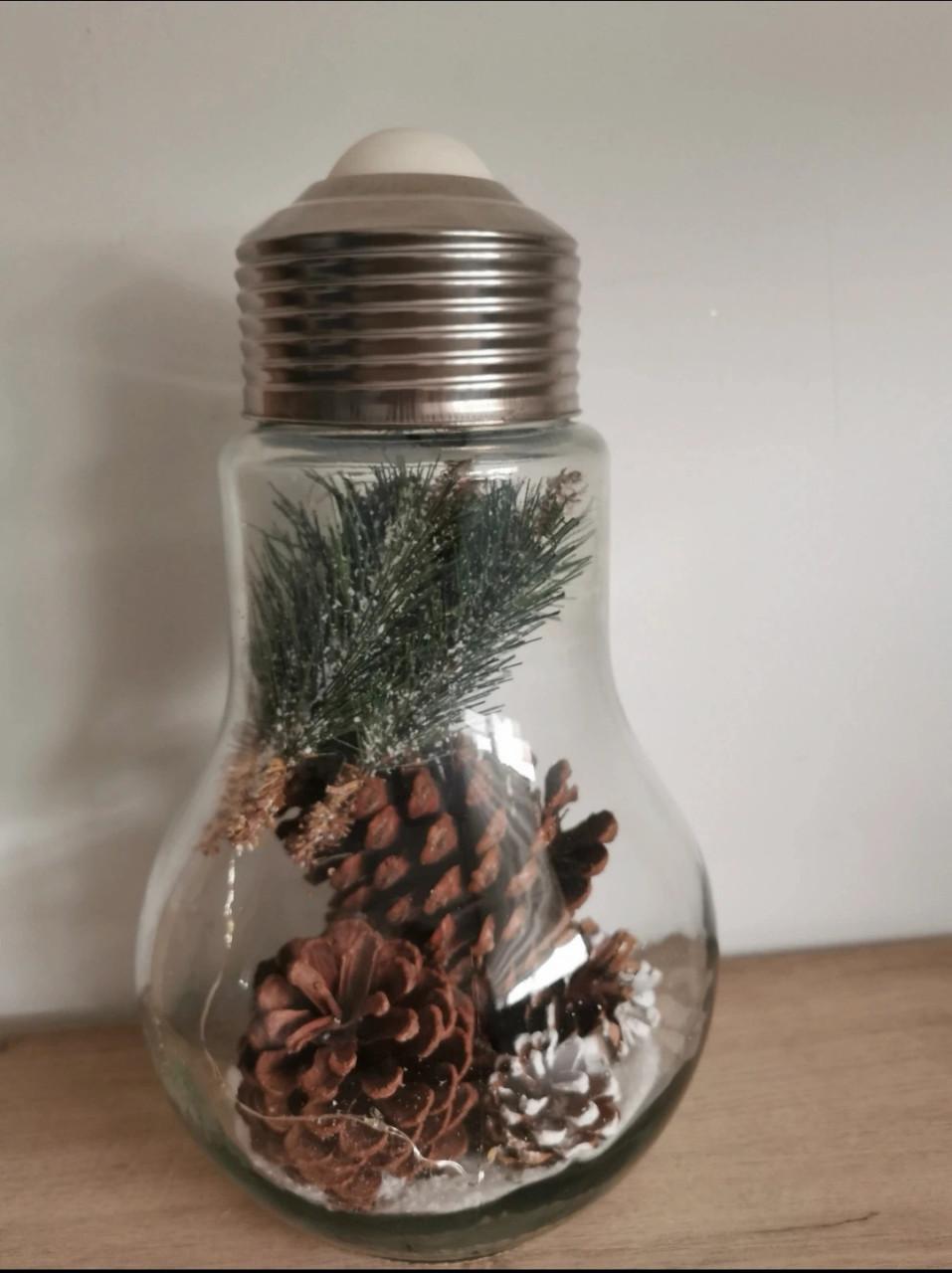 Kerstdecoratie in glazen gloeilamp