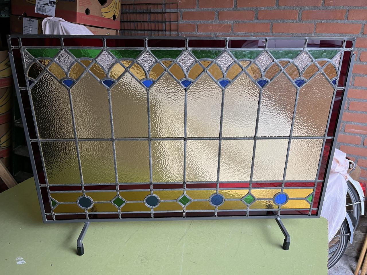 2 Glas in lood voorzetraam in gekleurd glas en metalen frame