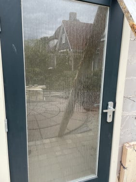 Hard houten deur met kozijn