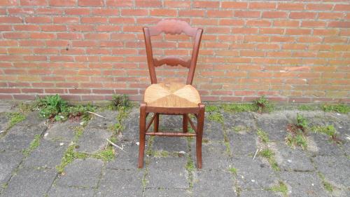 Antieke houten stoel met rieten zitting