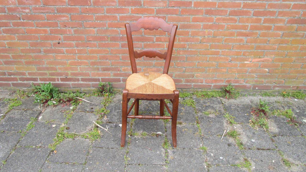 Antieke houten stoel met rieten zitting