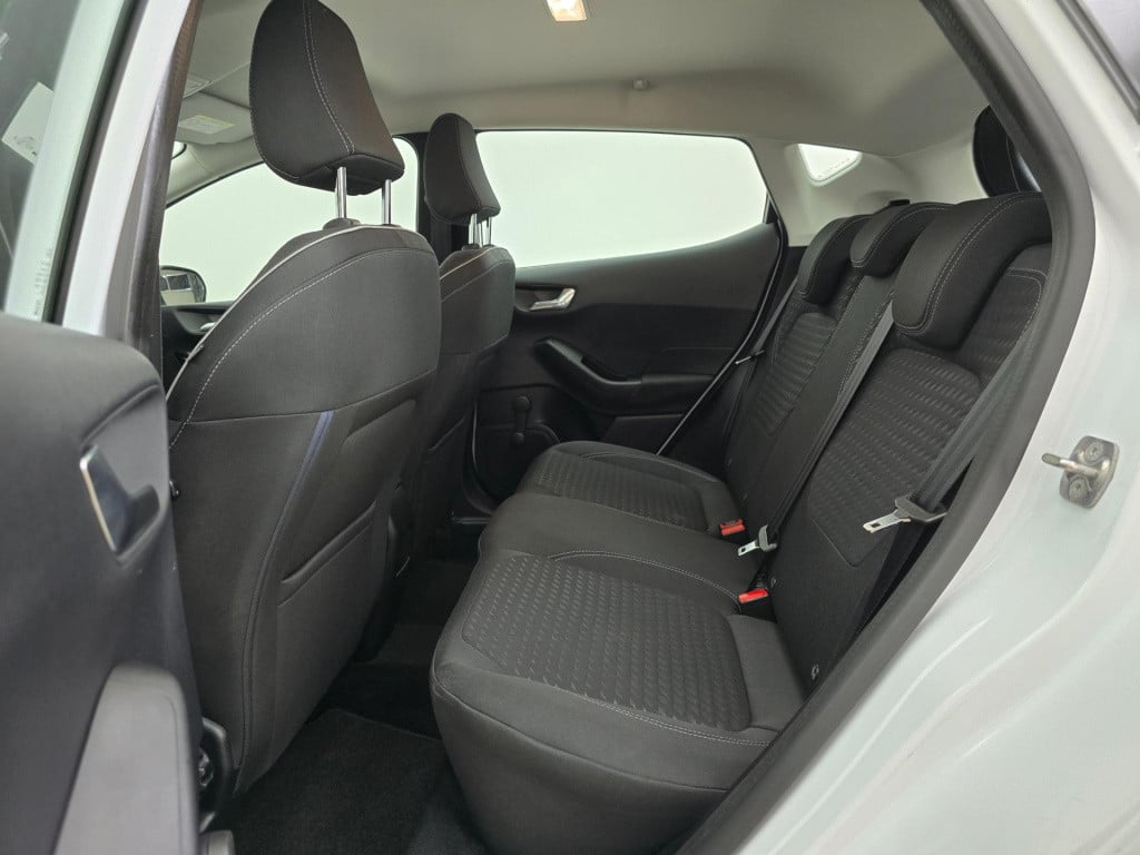 Ford Fiesta occasion luxe titanium met zwarte velgen en parkeercamera | bom