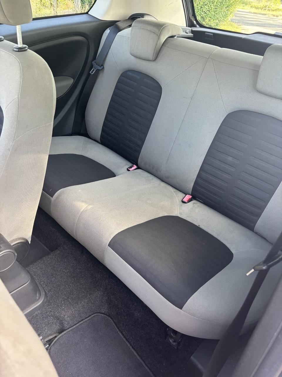 Zwarte fiat punto