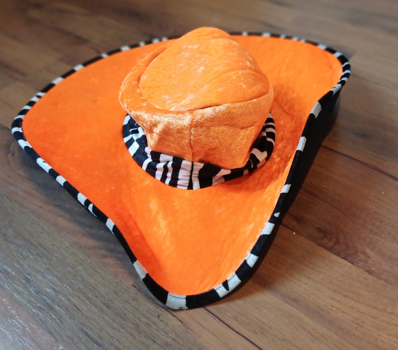Oranje fluwelen pooierpak