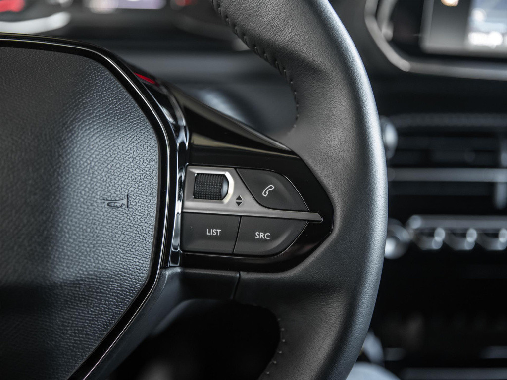 Peugeot 2008 1.2 puretech 130pk allure pack | navigatie | trekhaak | camera