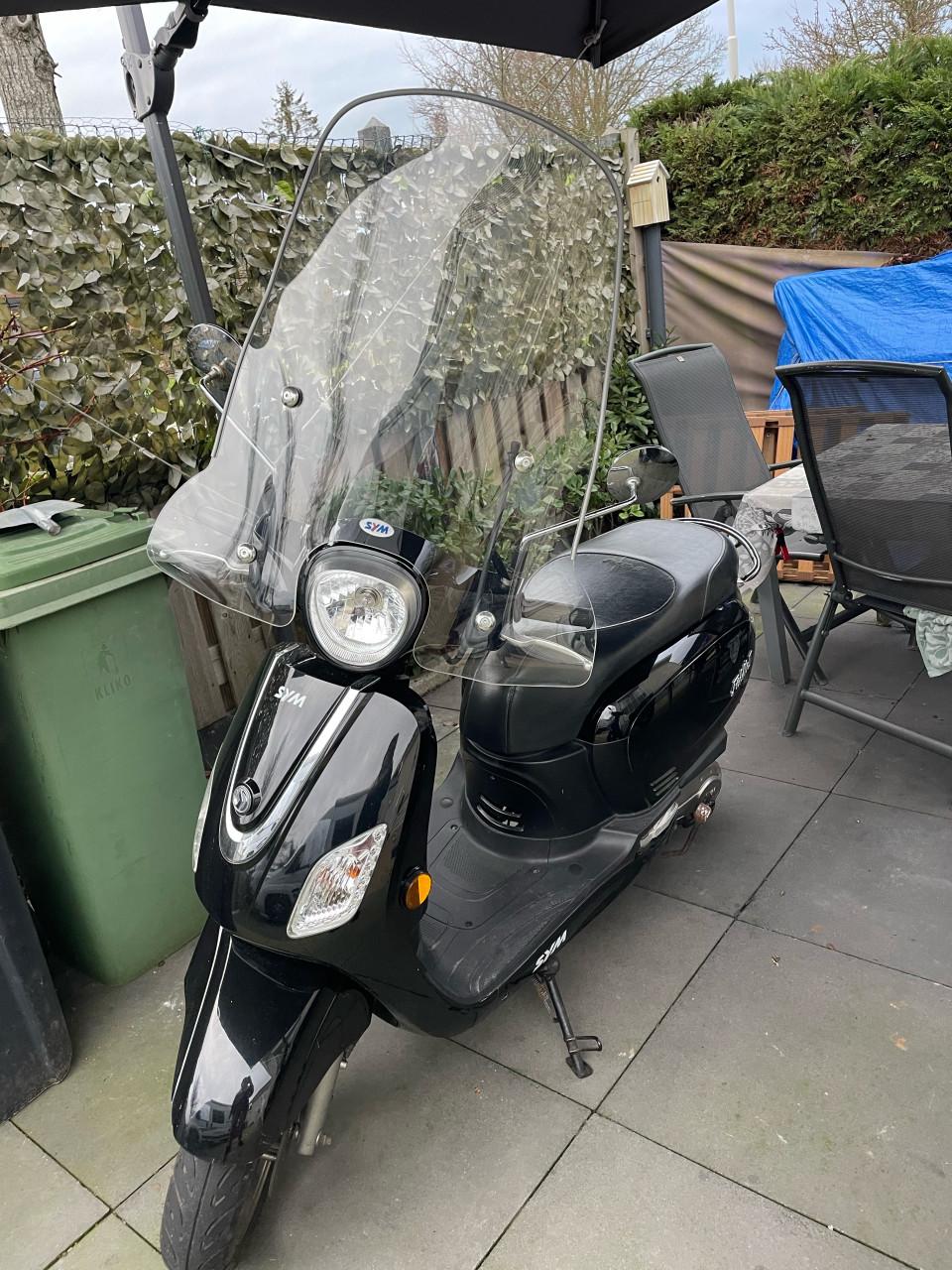 2 scooters te koop kymco vitality en sym fiddle