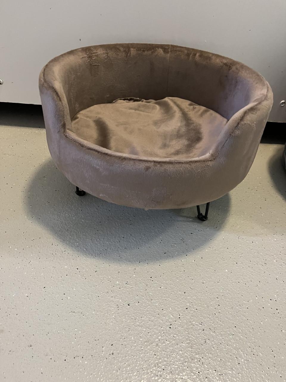 Rond kattenmandje op pootjes