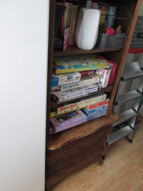 Buikkastje met opstaande boekenkast