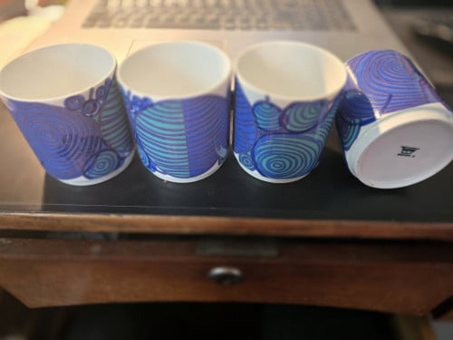 4 keramische mokken in wit en blauw - jaren 70-ontwerp - Herta Bengtson