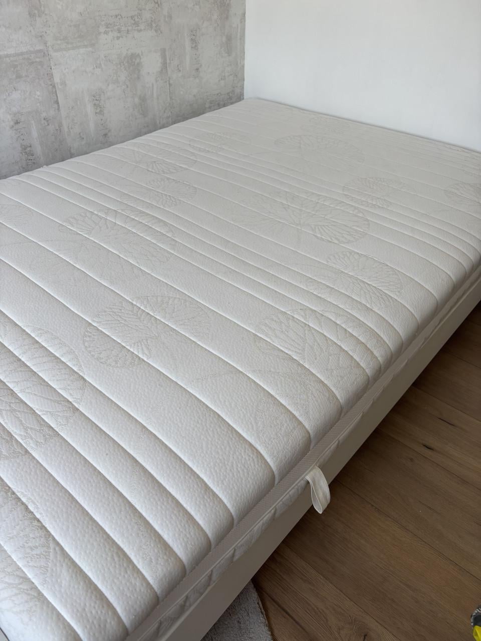 Te koop: bed + matras 140 x 200