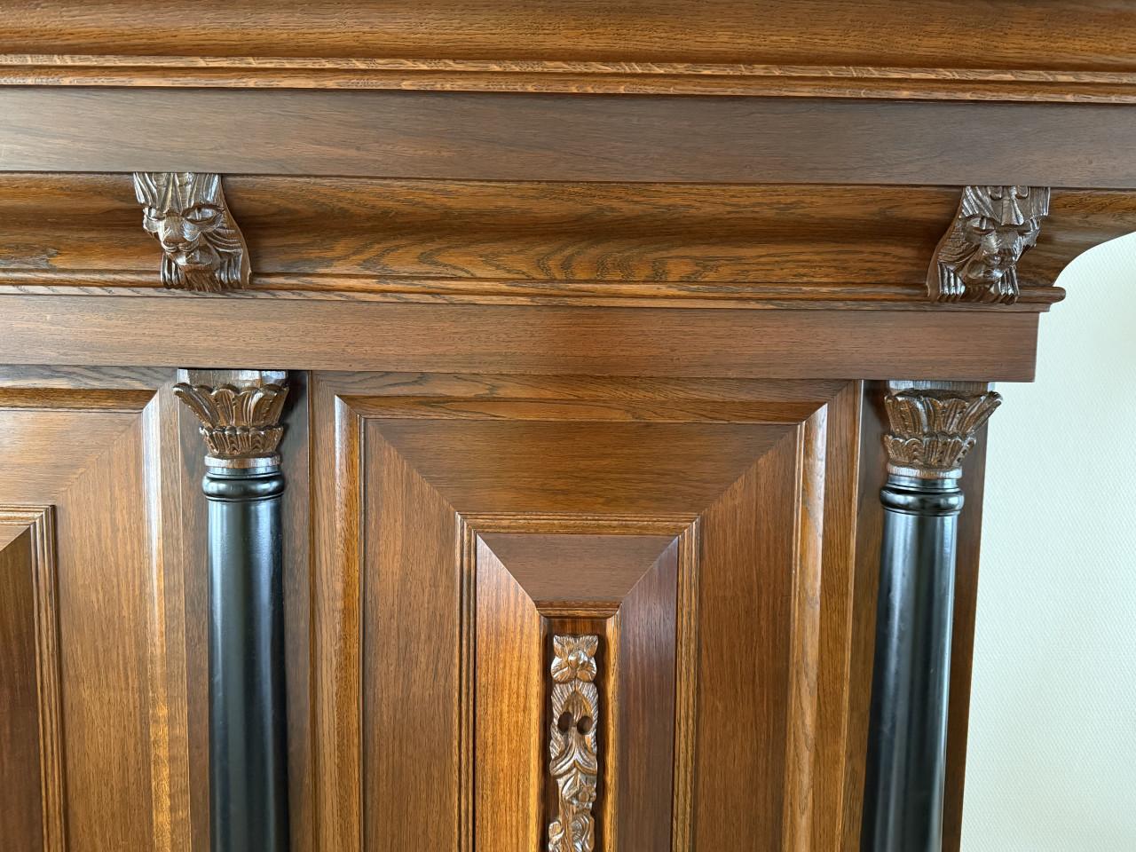 Originele Groenlose Kolommenkast. Originele stempel in wand achterin.