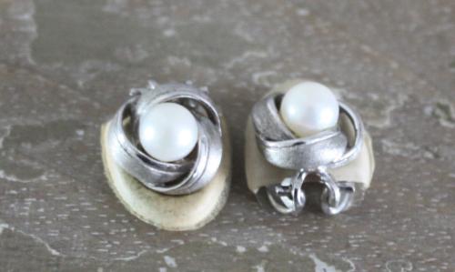 Zilverkleurige oorclips met wit pareltje