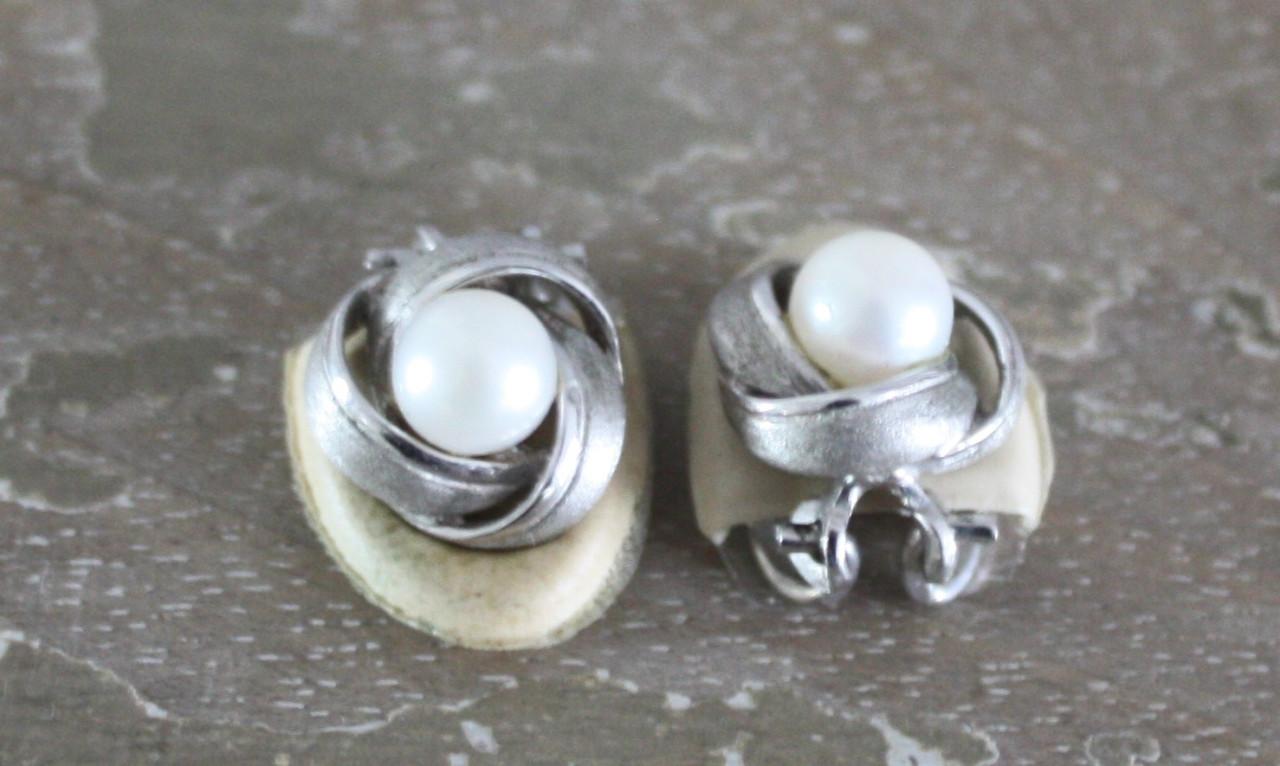 Zilverkleurige oorclips met wit pareltje